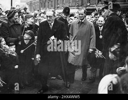 East End Benvenuti per il Duca di Edimburgo H.R.H. arrivo alle porte commemorative del campo del re Gerorge, a Stepney questo pomeriggio, per eseguire la cerimonia di apertura. Il duca sta caldando - la Gran Bretagna è preoccupata che il duca di Edimburgo sarà calvo in pochi anni. Le donne sono particolarmente sconvolto che tutti gli sforzi per salvare i capelli del duca finora sono falliti. Ritengono che un duca calvo rovinerebbe l'ideale della giovane coppia reale glamour. Quando il filo di capelli del duca ha cominciato a recedere parecchi anni fa, ha avuti una serie speciale di trattamento, ma non sono riuscito a curare il reclamo. Ottobre 20, Foto Stock