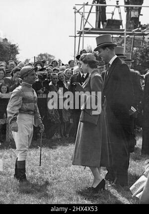 Gordon vince Derby - la regina vede il suo cavallo venire secondo -- Era la sua settimana - ma il suo giorno.... poco prima dell'inizio dell'anno di incoronazione derby sua maestà la Regina chats con Sir Gordon Richards, il Jockey che ha corso 'Pinza' alla vittoria.. A destra è il duca di Edimburgo. Gordon Richards ha raggiunto la sua ambizione per tutta la vita vincendo il suo primo derby su 'pinza' a Epsom al giorno... È il suo 28° tentativo. Richards ha battuto il cavallo della regina 'Aureole' di quattro lunghezze... terzo era 'cavallo rosa', cavalcato da Rae Johnstone. I thunderous cheers hanno scoppiato sopra i downs di Epsom dalle gole di oltre 500.000 genti Foto Stock