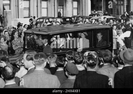 La famiglia reale parte per la Scozia principessa Elizabeth e Lieut. Mountbatten ottenere un grande coraggio dalla folla come arrivare a Euston Station in auto questa sera (Lunedi). Questa sera (lunedì) c'era una folla enorme alla stazione di Euston, Londra, per vedere le loro maestà il Re e la Regina e le due Principesse partono in treno reale per la Scozia, dove si fermeranno al Palazzo di Holyroodhouse, Edimburgo, Lieut, Philip Mountbatten, R.N. Fiance della Principessa Elisabetta, era nella festa. Luglio 14, 1947. Foto Stock