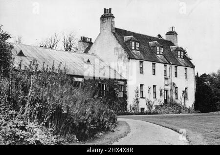 Birkhall è casa di luna di miele per Elizabeth e Phillip -- il percorso di guida curving all'avvicinamento a Birkhall, Abergeldie Shire dove la principessa Elizabeth e Lieut. Phillip trascorrerà l'ultima parte della loro luna di miele. Birkhall, vicino a Balmoral, dove sarà trascorsa la seconda parte della luna di miele reale, è un palazzo di tre piani che si erge in una glen fortemente boscosa, a pochi chilometri da Balmoral. Costruita nel 1715, fu in possesso della famiglia Gordon di Abergeldie fino al 1852, quando fu acquistata dal re Edoardo VII, allora Principe di Galles. Novembre 13, 1947. Foto Stock