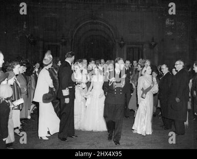 La coppia reale parte per la luna di miele -- il re e la regina con Frederik e la regina Ingrid (girando a sinistra per sorridere alla principessa Margaret e alla principessa Alexandra del Kent). Camminando indietro al palazzo dopo aver detto l'addio alla coppia della luna di miele. La famiglia reale e l'ospite in seguito sono andati a Waterloo. La Regina indossa la cenere dell'Ordine della Garter. La principessa Elisabetta e il suo sposo, il Duca di Edimburgo (l'ex tenente Phillip Mountbatten), guidarono in processione attraverso folle allegre da Bukingham Palace alla stazione di Waterloo lungo il tragitto per Broadlands, Hampshire, il Re e la Regina e Oth Foto Stock