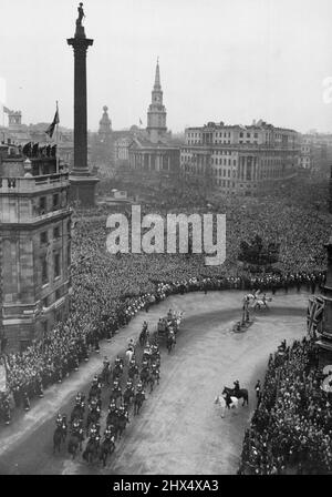 La principessa Elizabeth si sposa nell'Abbazia di Westminster incoronata London Cheers Royal Bride -- la processione reale passando attraverso Trafalgar Square e le sue folle acclamate densamente-imballate sulla strada per l'Abbazia di Westminster - una vista dall'Admiralty Arch. Sulla sinistra si trova la colonna di Nelson. La principessa Elizabeth, vestita in un satin pesante della slipper dell'avorio del vestito meraviglioso ricamato con migliaia di perle, ha guidato attraverso massed, allietando la folla di Londra per essere sposata nell'Abbazia di Westminster al duca di Edinburgo, l'ex tenente Philip Mountbatten. La Principessa, accompagnata dal Re, ha guidato verso l'Abbazia nel Coac irlandese Foto Stock