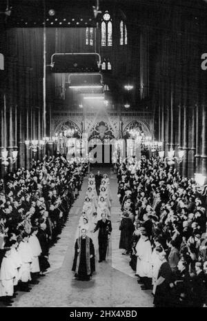 The Royal Wedding -- processione nuziale mentre passa attraverso l'Abbazia di Westminster dopo la cerimonia. La sposa reale e lo sposo guidano la processione seguita dalle due pagine, otto bridesmaids e l'uomo migliore. Novembre 20, 1947. (Foto di Sport & General Press Agency, Limited). Foto Stock