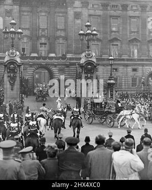 The Royal Wedding -- l'Irish Coach con H.M. il re e H.R.H. la sposa lasciare Bukingham Palace per l'Abbazia. Intrisa di visitatori provenienti da tutto il mondo, Londra si è rivelata oggi testimone della trionfante processione della principessa Elisabetta di H.R.H in occasione del suo matrimonio con il Duca di Edimburgo (Lieut. Phillip Mountbattan all'interno dell'Abbazia, radunò la Famiglia reale, visitando le Royalty straniere, i rappresentanti dell'Impero e i Capi dei servizi e dello Stato, per assistere all'impressionante cerimonia eseguita dall'arcivescovo di Canterbury. Novembre 20, 1947. Foto Stock