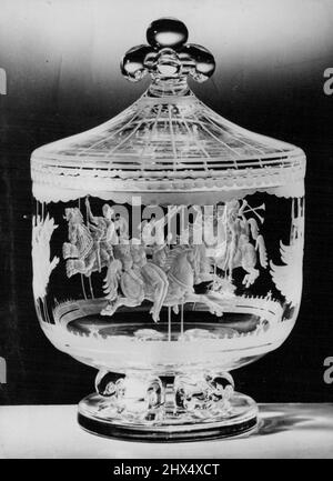 Regalo di nozze del presidente Truman alla principessa Elizabeth -- intitolato 'il Merry-Go-Round', questo vaso super a forma di casket di Steuben Glass inciso. Progettato dallo scultore americano, Sydney Waugh, è il regalo di nozze alla principessa Elizabeth del presidente degli Stati Uniti Harry S. Truman e la sig.ra Truman. L'idea per il vaso si è presentata a MR. Waugh quando ha partecipato ad una Fiera di campagna a Queens Town, Maryland. La Country Fair c'è il più antico e più inalterato dei festival americani e il Merry-Go-Hound-Soul e simbolo di quella istituzione, lo ha colpito come una forma adatta. Ottobre 28, 1947. (Foto di Associat Foto Stock