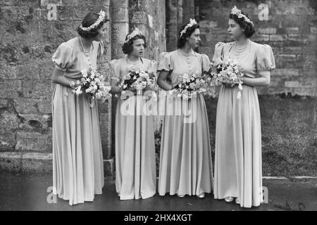 Tre principesse sono Bridesmaids a Romsey Abbey Wedding: Le bridesmaids a questo pomeriggio's Romsey Abbey matrimonio. Da sinistra a destra, l'on. Pamela Mountbatten, la principessa Alexandra di Kent, la principessa Margaret e la principessa Elisabetta. L'antica città di Romsey, nella New Forest, era oggi un giorno (sabato). Migliaia vennero da lontano e da largo per vedere l'on. Patricia Mountbatten, figlia di 22 anni del Visconte Mountbatten di Birmania, sposata con il Capitano il Signore Brabourne, le Guardie del Coldstream, all'Abbazia di Romsey. Tre principesse erano bridesmaids. Ottobre 26, 1946. Foto Stock