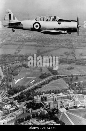 Il Duca si fiaccia su Windsor -- la prima immagine aria-aria del Duca di Edimburgo che vola il suo velivolo addestratore di Harvard sopra il Castello di Windsor - uno dei suoi ultimi voli prima di ricevere la sua forza aerea reale 'Wings'. Il quadro è stato preso da un altro velivolo pilotato da Flight-tenant C.R. Gordon, l'istruttore di volo del duca. Maggio 6, 1953. (Foto di United Press Photo). Foto Stock