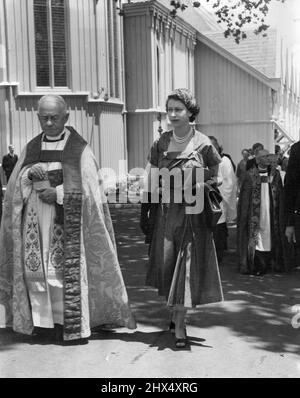 La Regina Elisabetta partecipa al servizio della Chiesa ad Auckland, Nuova Zelanda. La Regina Elisabetta ha partecipato al servizio mattutino presso la Chiesa Cattedrale di St. Mary Parnell domenica 27th dicembre. Qui si mostra sua Maestà lasciando la Chiesa con il Rev. Destro W. J. Simkin (Vescovo di Auckland). Accompagnato dal Vescovo di Auckland, il Rev. Simkin, la Regina lascia la Cattedrale di Santa Maria, Parnell dopo il servizio mattutino del 27 dicembre. Dicembre 31, 1953. Foto Stock