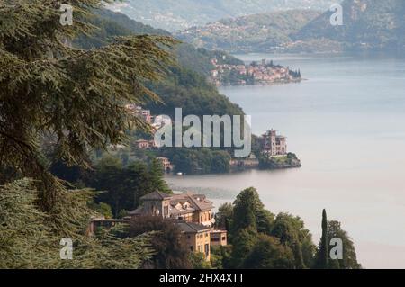 Indietro strade del Nord Italia - Drive 4, Back strade del Nord Italia, Lombardia, Lago di Como, vista lungo la riva del lago al villaggio di Rezzonico in lontananza Foto Stock