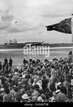 Royal Tour - Melbourne, Vic. Happy Landing è stato il desiderio della moltitudine come l'aereo reale decollato per Brisbane dall'aeroporto di Melbourne, Essendon (Mar 9). Marzo 11, 1954. Foto Stock