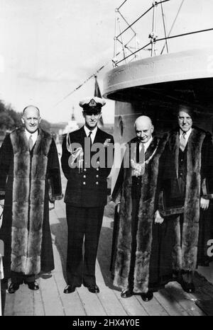 Il Duca visita Master Mariners -- il Duca di Edimburgo con il Maestro e i funzionari della Master Mariners' Company quando salì a bordo della nave con sede centrale, il sloop 'Wellington', ancorato nel Tamigi al largo dell'argine Victoria. A sinistra a destra - Senior Warden Captain G.C. Saul: Il Duca di Edimburgo: Air Chief Marshal Sir Frederick Bowhill, Maestro della Compagnia: E il Vice Maestro, Capitano F.G. Sprimdell. Il 'Wellington' servito durante l'ultima guerra come nave di scorta, è stato acquistato dalla Compagnia e convertito come loro sala galleggiante. Maggio 11, 1949. (Foto di Plant News Ltd.). Foto Stock