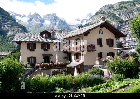 Indietro strade Nord Italia - Drive 1, Indietro strade Nord Italia, Valle d'Aosta, Alpine Hotel, Courmayeur Foto Stock