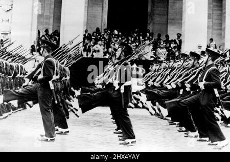 Hitler ispeziona i cadetti militari italiani dell'Esercito Italiano fermandosi quando si marciava oltre Herr Hitler che era con il Re d'Italia e il Signore Mussolini. Giugno 20, 1938. (Foto di London News Papers Agency Ltd.). Foto Stock