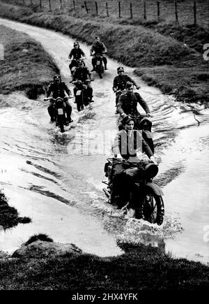 Formazione A.T.S. Motociclisti - negoziare l'acqua è un'arte in sé e queste ragazze A.T.S. ricevono un'attenta istruzione in questo. I membri della sezione di trasporto dell'A.T.S. in un deposito di paese occidentale possono ora prendere un corso di giro del motociclo. Molti sono molto desiderosi, ma prima di essere passati come esperti devono negoziare tutti i tipi di superfici grezze e grasse. Questa guida ruvida dà loro abilità e sicurezza nella manipolazione delle loro macchine e così aggiunge alla loro sicurezza sulle strade. Alcuni di coloro che superano i test distribuiranno i cicli dei motori dai lavori ai depositi. Settembre 30, 1941. Foto Stock