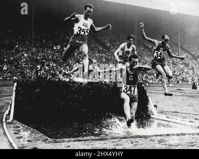 XIV Olympiad - Swedes Sweep Board in 3.000 metri Steeplechase : 3.000 metri Steeplechase concorrenti che salta acqua a Wembley ago 5. Visto nella foto sono E. Elmsaeter di Svezia (355); M. Chesneau di Francia (347); R. Pujazon di Francia (349) T. Sjoestrand di Svezia (357); P.V. Siltaloppi di Finlandia (345) e A. Cuyodo di Francia (348). La steeplechase olimpica di 3.000 metri a Wembley agosto 5 è stata vinta da Thure Sjoestrand di Svezia in 9 min 4,6 sec; con E. Elmsaeter di Svezia secondo e G. Hagstroem, anche di Svezia, terzo. Agosto 20, 1948. (Foto della Associated Press Ltd.) Foto Stock