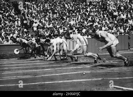 Giochi olimpici: L'inizio del calore 1 semifinali dei 100 metri, a Wembley, al giorno (Sabato). Da sinistra a destra : H. Ewell (USA), H. Dillard (USA) J. Lopez teste (Uruguay), M.J. Curotta (Australia) J. M. Bartram (Australia), e A. MacCorquodale (Gran Bretagna). Luglio 31, 1948. (Foto di Reuterphoto). Foto Stock