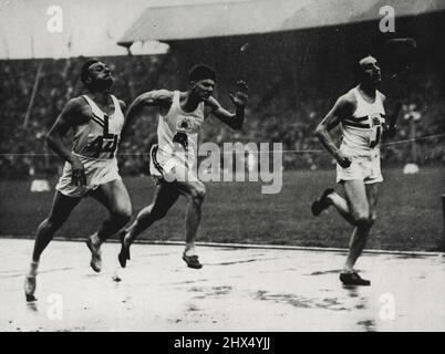 XIV Olympiad - finitura di calore 2 di 400 metri relè: La finitura di calore 2 del relè di 400 metri a Wembley, agosto 6, mostrando J. Archer di Gran Bretagna vincendo da B. Goldovanyi di Ungheria (n. 44) con J. F. Treloar di Australia terzo. Agosto 20, 1948. Foto Stock