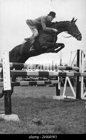 British Olympic Horsemen Mostra le loro pagine : Major Borwick su 'The Abbott' fa un salto in stile durante il Dressage Test. La squadra equestre britannica per i prossimi Giochi Olimpici ha dato una dimostrazione della loro abilità al Three Counties Agricultural show a Gloucester. Giugno 09, 1948. (Foto di Sport & General Press Agency, Limited). Foto Stock