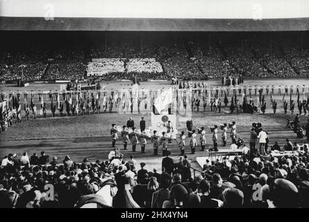 Chiusura dei Giochi della XIV Olympias: Una visione generale della chiusura dei Giochi della XIV Olympias al Wembley Stadium di Londra, agosto 14th. In primo piano, state trombeters suona un Fanfare. Visto sulla Tribuna d'onore è Sir Frederick Wells, Lord Mayor di Londra. (Oscurato dalla bandiera è Sigfrid Edstrom, presidente del Comitato Olimpico Internazionale). A destra di Tribune c'è Lord Burghley, Presidente del Comitato Organizzatore. Dietro la Tribuna sono sfilate le bandiere delle nazioni in competizione. Agosto 14, 1948. (Foto di Reuterphoto). Foto Stock