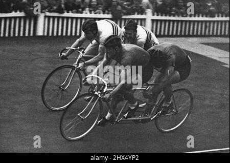 La XIVesima Olympiade: L'Italia ha battuto la Gran Bretagna nella volata Tandem di 2000 metri a Herne Hill. Teruzzi e Perona, Italia, telecamera più vicina, allontanandosi da Harris e Banister Gran Bretagna, per vincere due delle tre manche nella finale dello sprint tandem 2000. Ottobre 08, 1948. (Foto di Sport & General Press Agency, Limited). Foto Stock