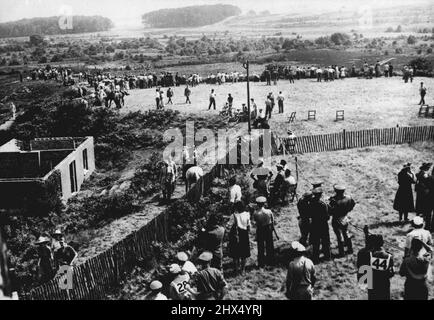 Giochi Olimpici : una visione generale della corsa da P a P di 5.000 metri - il primo evento nel Pentathlon moderno, sul corso di corsa di Twiseldown ad Aldershot, al giorno (Venerdì). Luglio 30, 1948. (Foto di Reuterphoto). Foto Stock