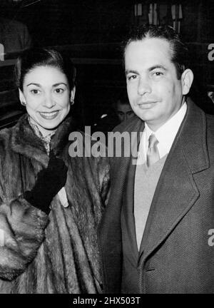 Margot e Bridegroom-to-BE -- arriva oggi Ballerina Margot Fonteyn. (Sabato) presso la Royal Opera House di Covent Garden, Londra, per la matinée del balletto Sadler's Wells, con Senor Roberto Arias, nominato prossimo ambasciatore di Panama a Londra, che sposerà domani a Parigi (domenica). Febbraio 05, 1955. (Foto di Reuterphoto) Foto Stock