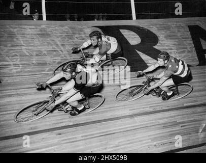 Cavalceranno per sei giorni -- tre dei piloti nella corsa internazionale di sei giorni di bicicletta all'Empire Pool, Wembley, all'inizio di questa mattina. Sono (da sinistra a destra); Albert Bruylandt (Belgio); Ferdinando Terruzzi (Italia) e Alfred Strom (Australia). La star del cinema Diana Dors ha iniziato la corsa internazionale di sei giorni £8.000 presso l'Empire Pool di Wembley, a mezzanotte (domenica). Ci sono stati 24 antipasti in questa maratona, e dal momento che finisce il sabato avranno coperto più di 1.600 miglia. Maggio 19, 1952. (Foto di Reuterphoto). Foto Stock