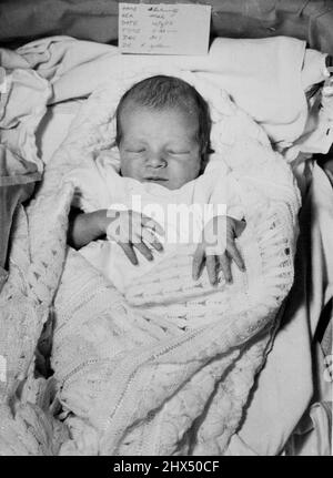 Proprio quello che l'atleta olimpico Shirley Strickland (Sig.ra Laurence de la Hunty) voleva un ragazzo. Il bambino (7lb 40Z) è nato al King Edward Memorial Hospital di Perth, giovedì. Shirley disse: "Volevamo davvero un ragazzo, ma non abbiamo ancora scelto il suo nome." Settembre 14, 1953. Foto Stock