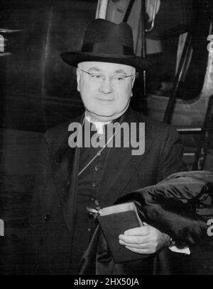 Il Cardinale Spellman qui per le celebrazioni del Centenario - il Cardinale Francis Spellman all'arrivo all'Aeroporto di Londra di notte. Il Cardinale Francis Spellman, Arcivescovo di New York, è arrivato all'aeroporto di Londra da Air France Liner da Parigi a notte (lunedì) il Cardinale, che ha 61 anni, si è recato da New York per partecipare al Congresso di questa settimana a Londra per celebrare il centenario della Restaurazione della Gerarchia di Inghilterra e Galles. (Papa Pio IX restaurò la gerarchia cattolica, terminata qui nel 1585, il 29 settembre 1850). Settembre 25, 1950. (Foto di Reuterphoto). Foto Stock