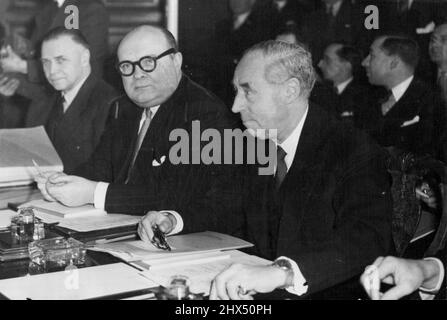 I poteri di Western Union discutono della "forza di trichingo" per l'emergenza -- Paul-Henri Spaak Premier belga (con occhiali) alla conferenza di oggi. I ministri del governo delle cinque potenze dell'Unione occidentale (Gran Bretagna, Francia, Belgio, Paesi Bassi e Lussemburgo) si sono riuniti oggi presso il funzionario degli Esteri di Londra (giovedì) per discutere del piano di difesa dell'Europa occidentale, che darà a Field Marshal Montgomery, presidente del Comitato di difesa delle potenze occidentali, E la "forza di presa" internazionale in caso di emergenza. Gennaio 27, 1949. Foto Stock