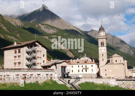 Indietro strade Nord Italia - Drive 1, Indietro strade Nord Italia, Valle d'Aosta, Cogne, vista città con parc Gran Paradiso sfondo Foto Stock