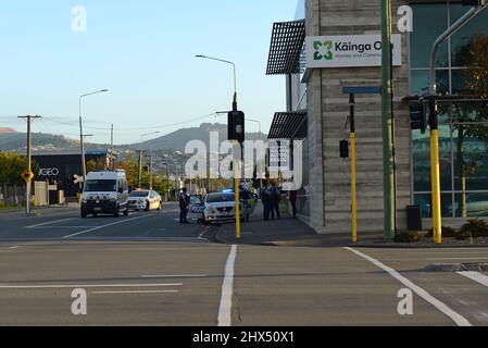 Christchurch, Nuova Zelanda, 1 marzo 2021: La polizia partecipa alla loro attività nella città di Christchurch. Un membro del pubblico ha la loro faccia pixelated mentre è interrogato. I piani numerici sono pixelati. Foto Stock