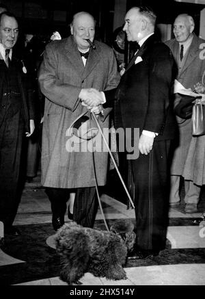 Churchill, con il sigaro e il cane, a Llandudno il sig. Winston Churchill, fumando il suo sigaro consueto e con il suo cucciolo, Rufus, Hotel qui per concludere la conferenza partito conservatore. Rufus, il barboncino è stato presentato al signor Churchill al posto di un altro animale ucciso l'anno scorso a Brighton. Ottobre 09, 1948. Foto Stock