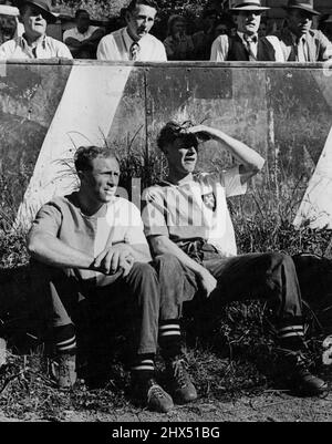 Per mantenersi in forma durante i mesi estivi Bob gioca a softball, introdotto in Nuova Zelanda dagli americani durante la guerra. Nello stesso team è Ron Dobson, che è anche il partner di Scott nel settore della pittura. Dobson fu membro della squadra dell'esercito Kiwi che fece un giro in Gran Bretagna e nel Continente nel 1945-46. La coppia si siede sull'erba a Biandford Park in attesa del loro turno di mazza. Luglio 13, 1951. Foto Stock