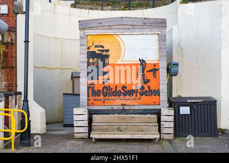 Cromer, Norfolk, Regno Unito – Marzo 2022. Il negozio di attrezzature in legno della Glide Surf School nella cittadina balneare di Cromer sulla costa nord del Norfolk Foto Stock