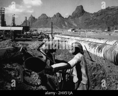 La raffineria petrolifera più grande del mondo sorge dal deserto. Scavo per fondazioni lungo le linee dell'acqua di raffreddamento. La costruzione della nuova raffineria di petrolio della Anglo-Iranian Oil Company qui - la più grande raffineria di petrolio nel mondo - richiede il sahore di pompaggio di 5.500.000 iarde cubiche di nastro; lo spostamento di 2.000.000 iarde cubiche di terra; l'estrazione di 1.500.000 tonnellate di roccia; l'uso di 30.000 tonnellate di cemento e 110.000 tonnellate di acciaio. Una volta completata, la raffineria sarà in grado di gestire cinque milioni di tonnellate di petrolio greggio ogni anno. Febbraio 22, 1954. (Foto di United Press Photo). Foto Stock