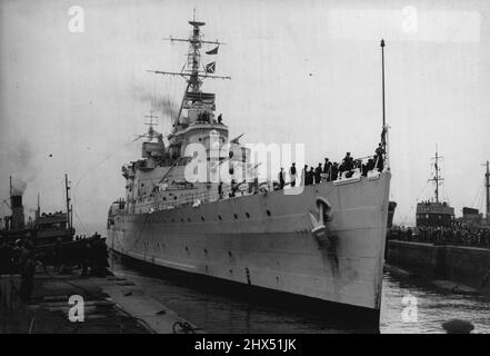 'Mauritius' Sails Home per Natale -- HMS Mauritius, pennants volare, entra per Natale al cantiere navale di Chatham Today.Home in tempo per Natale dopo il servizio nella stazione orientale delle Indie l'incrociatore H.M.S. Mauritius è arrivato al cantiere navale di Chatham oggi (martedì). Fu presidiata dalla compagnia della nave Chatham di H.M.S. Kenya, con cui aveva scambiato il suo equipaggio di Portsmouth a Trincomalee (Ceylon). Le Mauritius sono uno degli incrociatori che hanno preso parte alla veglia della Marina nello Shatt-al-Arab prima del ritiro dei dipendenti anglo-iraniani da Abadan. Dicembre 18, 1951. (Foto di Reuterphoto) Foto Stock