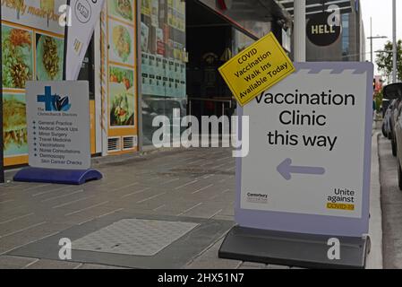 CHRISTCHURCH, NUOVA ZELANDA, 1 MARZO 2022: Segnaletica dirige i membri del pubblico ad una clinica di vaccinazione di Covid-19 nella città di Christchurch. Foto Stock
