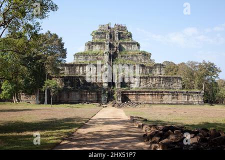 Cambogia, Koh Ker, Prasat Thom, rovine, ingresso e architrave Foto Stock