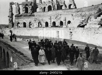 Tour del primo ministro francese della Tunisia -- Monsieur Daladier quando ha visitato il Colosseo a El Djem durante il suo tour in Tunisia. Febbraio 20, 1939. Foto Stock