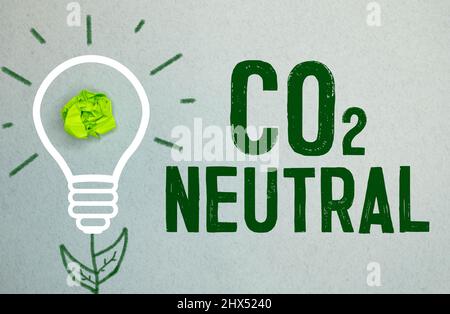 CO2 testo neutro sulla scheda sul tavolo con sfondo pineta Foto Stock