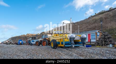 Cromer, Norfolk, Regno Unito – Marzo 2022. Barche da pesca, trattori e attrezzi da pesca allineati sulla spiaggia nella cittadina di pescatori di Cromer sul Nord No Foto Stock