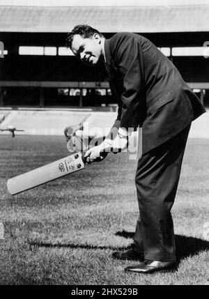 Nixon è stato su Un buon Wicket-- il presidente del Melbourne Cricket Club, il Dr. W. C. McClelland, si è rivolto al vice presidente americano, il Sig. Richard Nixon, oggi, e ha detto: 'Stiamo ora camminando sopra il test Wicket'. Il signor Nixon si fermò sulle sue tracce: Non possiamo farlo!" ha detto. "Non possiamo camminare sul Test Wicket che sapete", ma poi è entrato nello spirito di un'occasione allegra, ha accettato un cricket pipistrello e ha posto per i fotografi con esso. Si chinò in una posizione di cricket - ma adottò un grip di baseball. Ottobre 21, 1953. Foto Stock