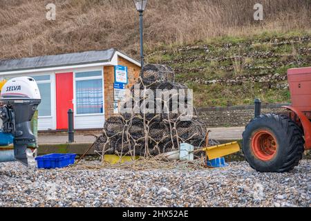 Cromer, Norfolk, Regno Unito – Marzo 2022. Attrezzatura da pesca sulla spiaggia di Cromer, costa nord del Norfolk; Foto Stock