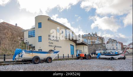 Barche da pesca fuori dal RNLI Henry Blogg Museum e Rocket House Café nella cittadina balneare di Cromer sulla costa nord del Norfolk Foto Stock