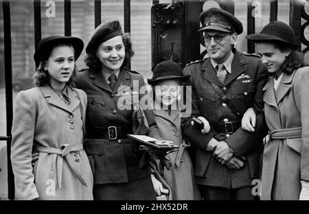 Eroina francese 'Underground' decorata a Buckingham Palace -- Signora Odette Sansom con le sue tre figlie e il capitano Peter Churchill, fuori Buckingham Palace dopo l'investitura. La signora Odette Sansom, insignita della George Cross per il suo lavoro nel movimento di resistenza francese, ha visitato Buckingham Palace con le sue tre figlie, per ricevere la decorazione da H.M. il re. Con lei si recò anche il capitano Peter Churchill, ex suo ufficiale comandante nel movimento, che ricevette l'Ordine di Servizio distinto. Novembre 19, 1946. (Foto di Sport & General Press Agency Limited). Foto Stock