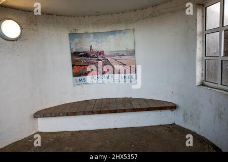 Cromer, Norfolk, Regno Unito – Marzo 2022. Il sedile unico nel rifugio sul lungomare di Cromer sulla costa nord del Norfolk Foto Stock