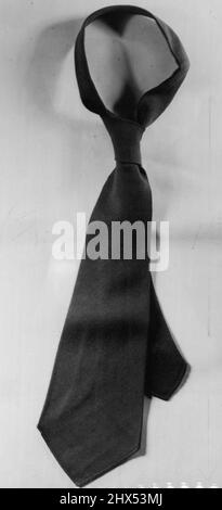 Che cosa costa andare a cavallo -- il nostro pilota ha trovato i suoi vestiti a John Brush's di George-Street. Si tratta di un'impresa di cavalcare ***** Fitters stabilito a Sydney 108 anni fa, così essi ***** Se qualcuno, dovrebbe conoscere lo stile australiano. La sua giacca è una Harris fawn tweed, taglio e calzata bella. Il costo è di $1/18/9. Sotto il cappotto sportivo indossa una blusa di seta bianca, che bottoni al collo; costo, $1/17/19. Una cintura in pelle marrone stretta, infilata attraverso la cintura dei Jodhpurs, costo 1/11. Una cravatta di lana marrone, che può essere indossata al posto del brodo morbido nella fotografia, era 3/-. Il cappello da indossare Foto Stock