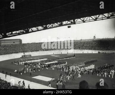 Prima Foto Giochi Olimpici apertura - una vista durante l'apertura dei giochi olimpici con gli atleti provenienti dai molti paesi concorrenti a un'attenzione mentre il principe, consorte della Regina d'Olanda, stava consegnando il suo discorso di Benvenuto. Giugno 08, 1928. (Foto di International Newsreel Photo). Foto Stock