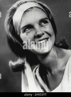 Ventenne Dubbo scuola elementare sue Yeo è una ragazza che non importa avere un doppio. Oggi Miss Australia quest entrante, sue ha una gemella identica, Jacqueline - e 'ama essere una gemella.' Agosto 24, 1924. Foto Stock